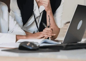 Laptop előtt beszélgető nők