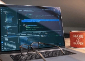 Laptop képernyő kódsorokkal