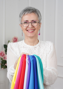 Madarász Vica kendőkkel